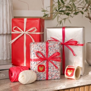 Inpakset Lovely Confetti Rood/Beige - 3 Rollen Cadeaupapier 70 x 200 cm met Raffia en Hartstickers